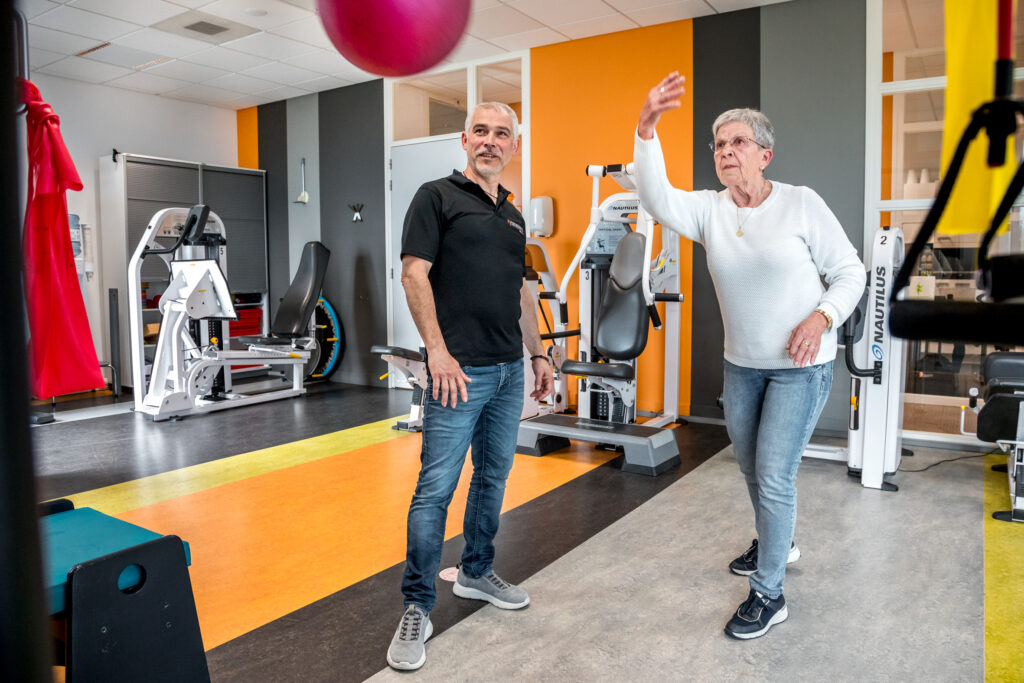 oudere vrouw doet aan oefentherapie voor fysiotherapie