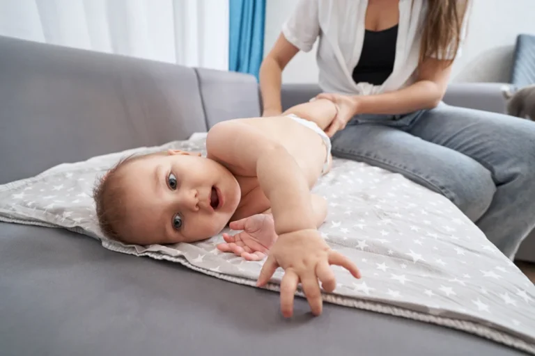 Babby die op de buik ligt tummy time