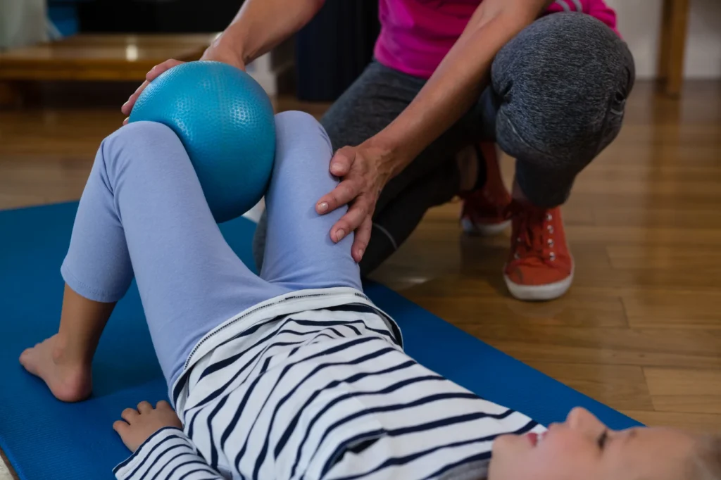 Kinderfysiotherapie in Echt waarbij kind de motorische ontwikkeling oefent in de kindvriendelijke oefenzaal in Echt.