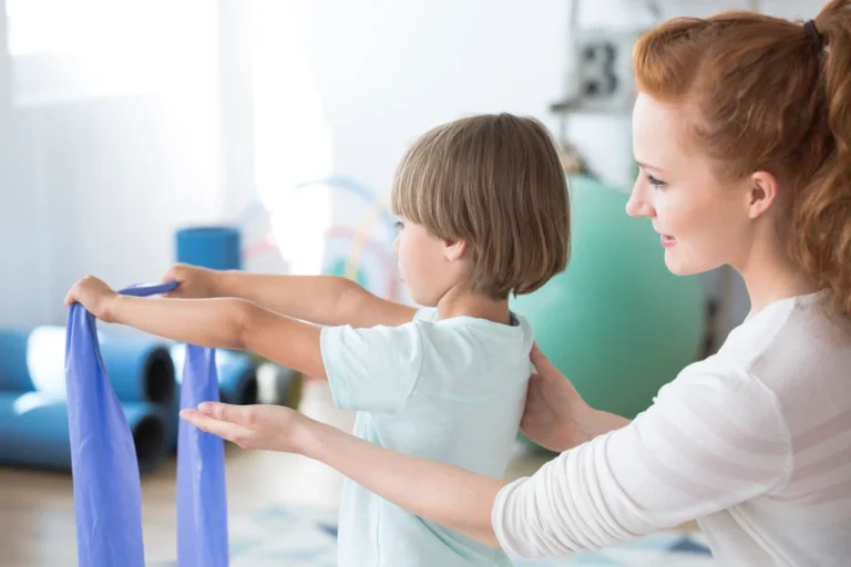 Kind beweegt houterig en doet kinderfysiotherapie bij Paramedisch Centrum Echt